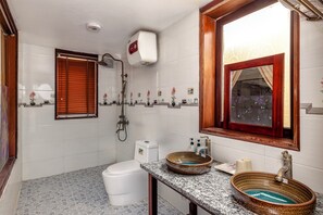 Family Room, 2 Queen Beds, Garden View | Bathroom | Shower, free toiletries, hair dryer, slippers - Tamcoc Ngoc Linh Homestay (Hoa Lu)
