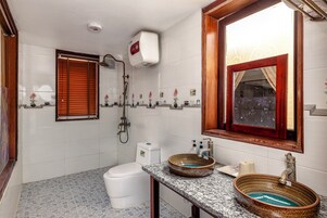 Ducha, artículos de tocador gratuitos, secador de pelo, pantuflas