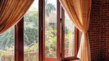 Habitación Deluxe, 1 cama Queen size, vista al jardín | Escritorio, espacio para trabajar con laptop y cortinas blackout