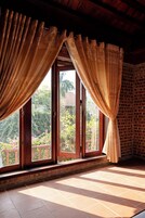 Escritorio, espacio para trabajar con laptop y cortinas blackout