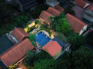 A residential area with multiple houses, a swimming pool, and lush greenery. - Tamcoc Ngoc Linh Homestay (Nam Hoa Lu)