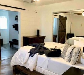 4 bedrooms, iron/ironing board, free WiFi, bed sheets