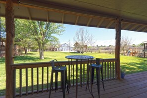 Outdoor dining - Ranch Guest House Near Sedona and Jerome, Sleeps 8 (Cottonwood)
