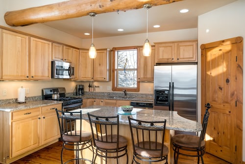 Mountain Lily | 3BR + Loft | Valley Views | Family Game Room | Near Downtown and