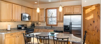 Mountain Lily | 3BR + Loft | Valley Views | Family Game Room | Near Downtown and
