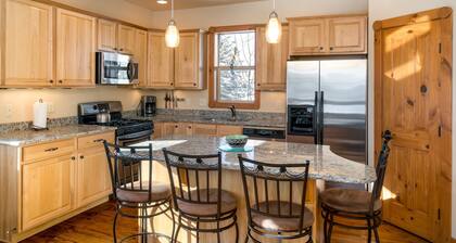 Mountain Lily | 3BR + Loft | Valley Views | Family Game Room | Near Downtown and