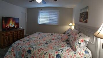 3 bedrooms, desk, iron/ironing board, WiFi (free)