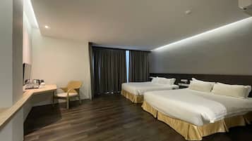 Family Room (Deluxe) | Bar mini, peti besi dalam bilik, meja, langsir/tirai gelap terus