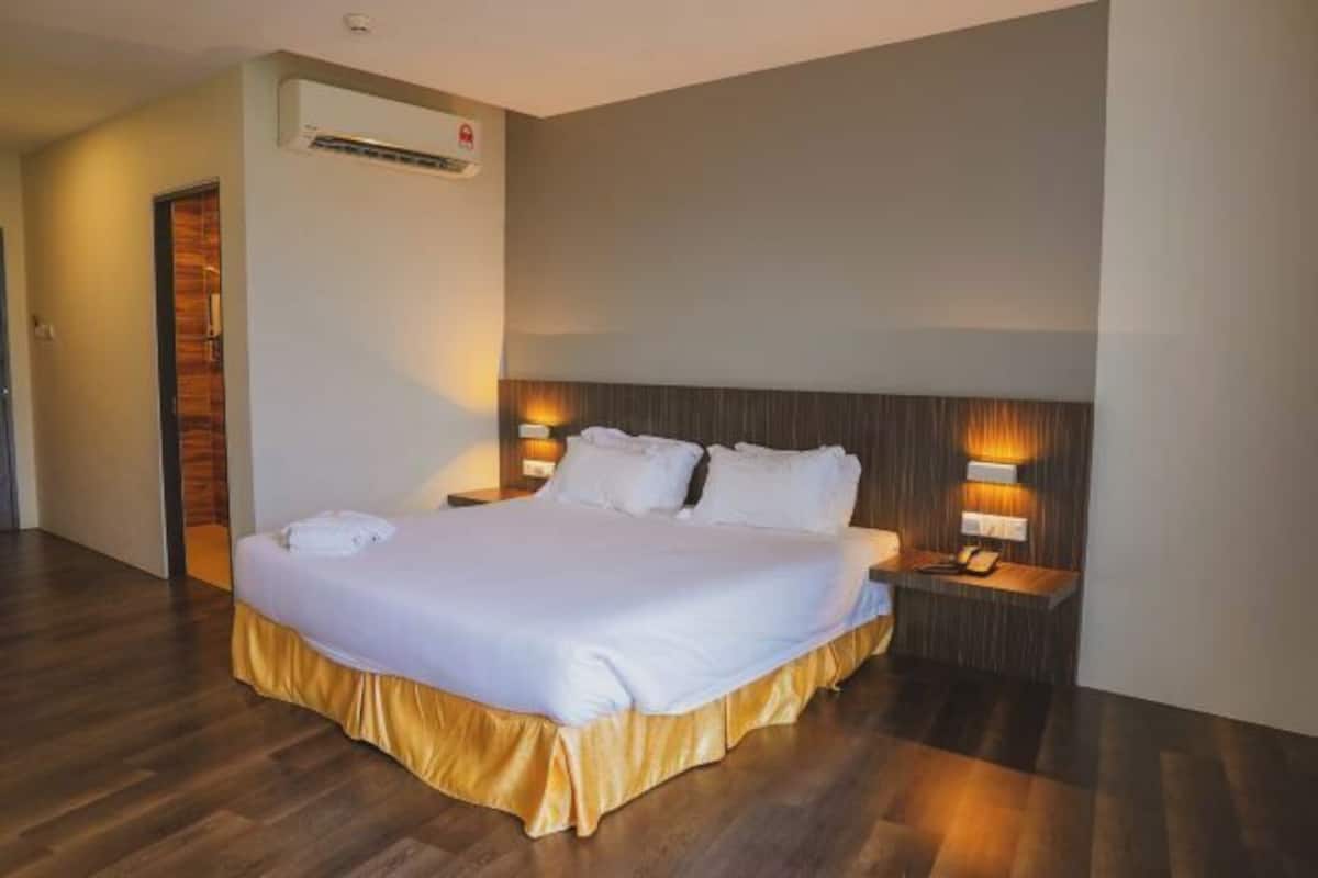 Minibar, in-room safe, desk, blackout curtains
