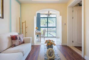 Classic Double Room | Living area - Floral Hotel · Forever Homestay Qiandao Lake (Lijiang)