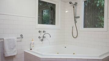 Cottage Deluks | Kamar mandi | Handuk