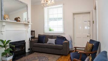 Deluxe Cottage | Living room