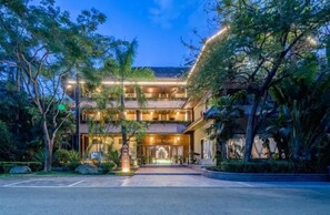 Fachada da propriedade à noite