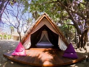 全景双人房或双床房 | 高档床上用品、办公桌、折叠床/加床（额外收费）