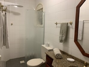 Dusche, Whirlpool, Haartrockner, Handtücher