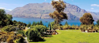 Private Queenstown Retreat + Free Range Rover & E-Bikes, Spa & Views
