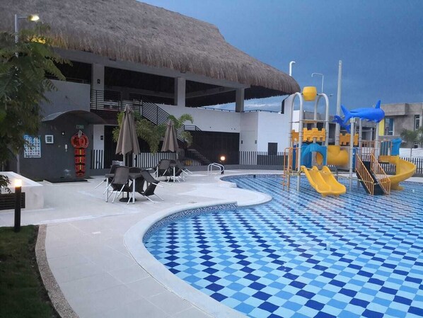 حمّام سباحة خارجي، حمّام سباحة مُدفَّأ