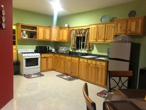 Een koelkast, een magnetron, een oven, een kookplaat