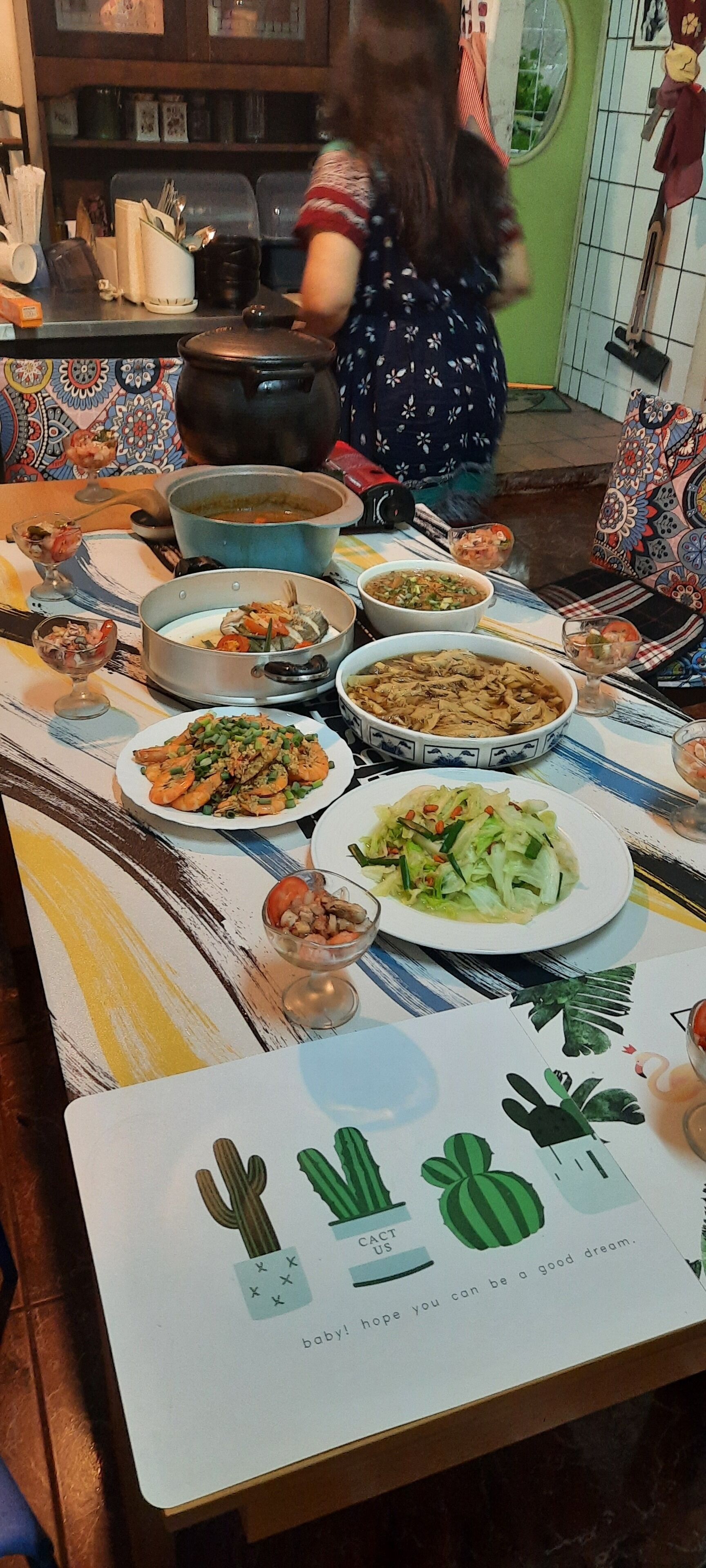 Full-size fridge, microwave, oven, stovetop