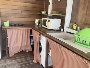 Réfrigérateur, micro-ondes, plaque de cuisson, cafetière/bouilloire