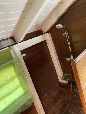 Douche, serviettes fournies, savon, papier toilette