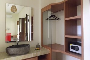 Deluxe Double Room (AC) | Bathroom sink - Indraprastha 2 Bungalow (Ubud)