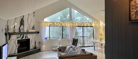 Una Smart TV, una chimenea, un futbolín, libros