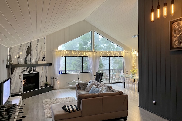 Smart TV, chimenea, futbolito y libros