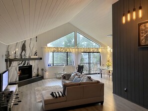 Smart TV, chimenea, futbolito y libros 