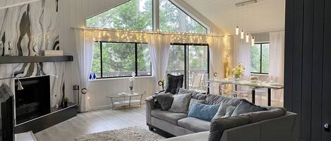 Smart-TV, Kamin, Tischfußball, Bücher