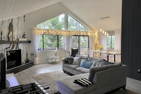 TV connectée, cheminée, baby-foot, livres