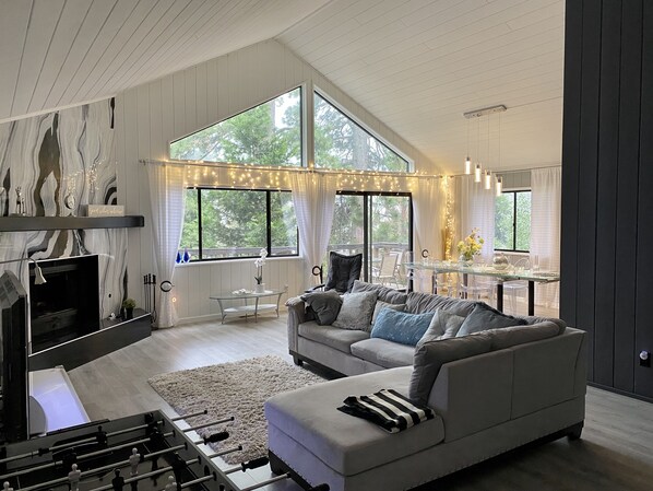 Smart TV, chimenea, futbolito y libros 