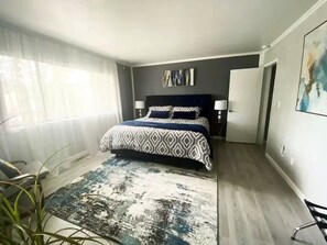 3 slaapkamers, een bureau, een strijkplank/strijkijzer, wifi