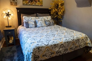 Iron/ironing board, free WiFi, bed sheets - Downtown Manitou Suite (Manitou Springs)