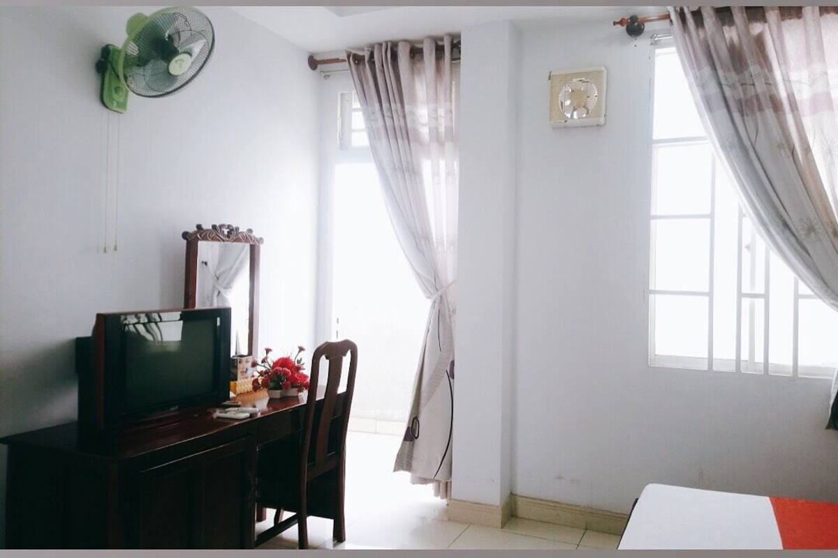 Deluxe Double Room Single Use | Peralatan tempat tidur premium, gebar bulu kapas, busa memori, meja