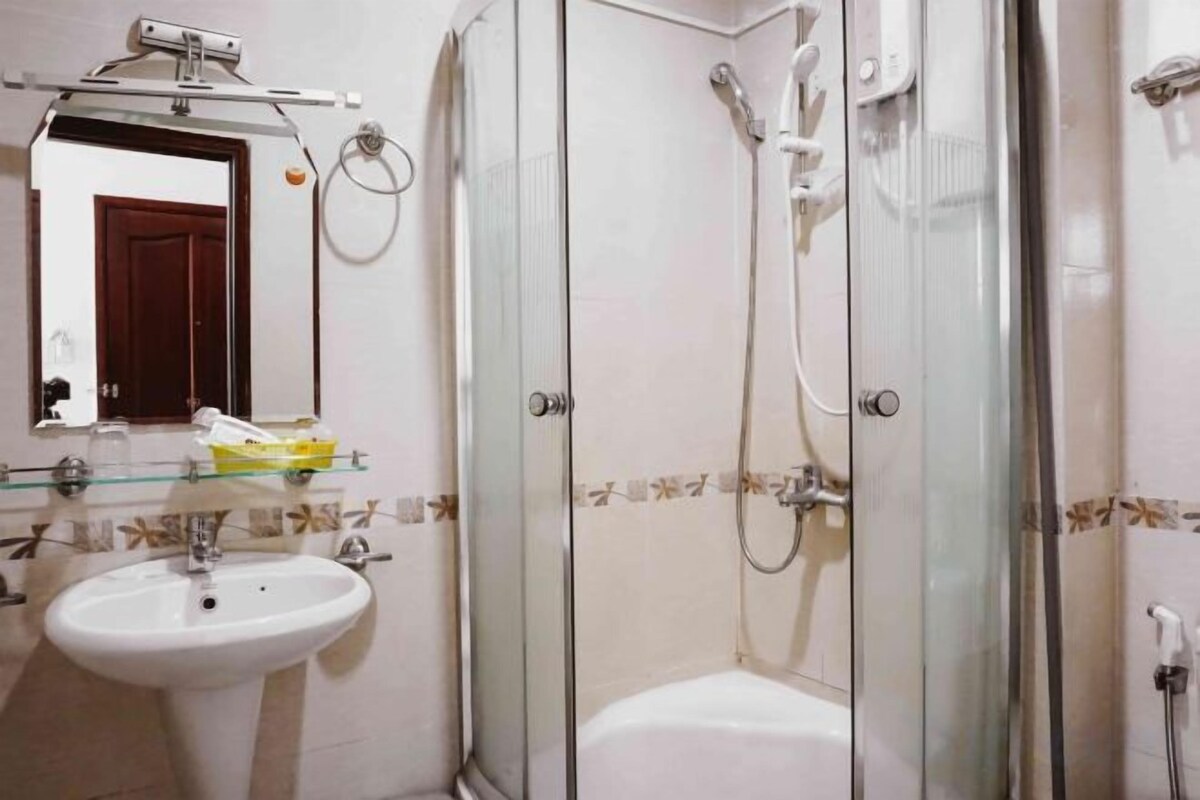 Badezimmer | Badewanne und Dusche (separat), Hydromassagedusche, Haartrockner