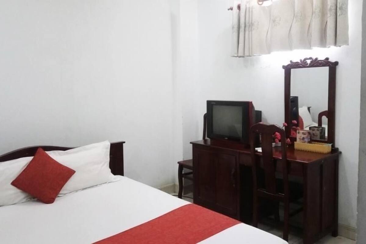 Basic Double Room Single Use | Peralatan tempat tidur premium, gebar bulu kapas, busa memori, meja