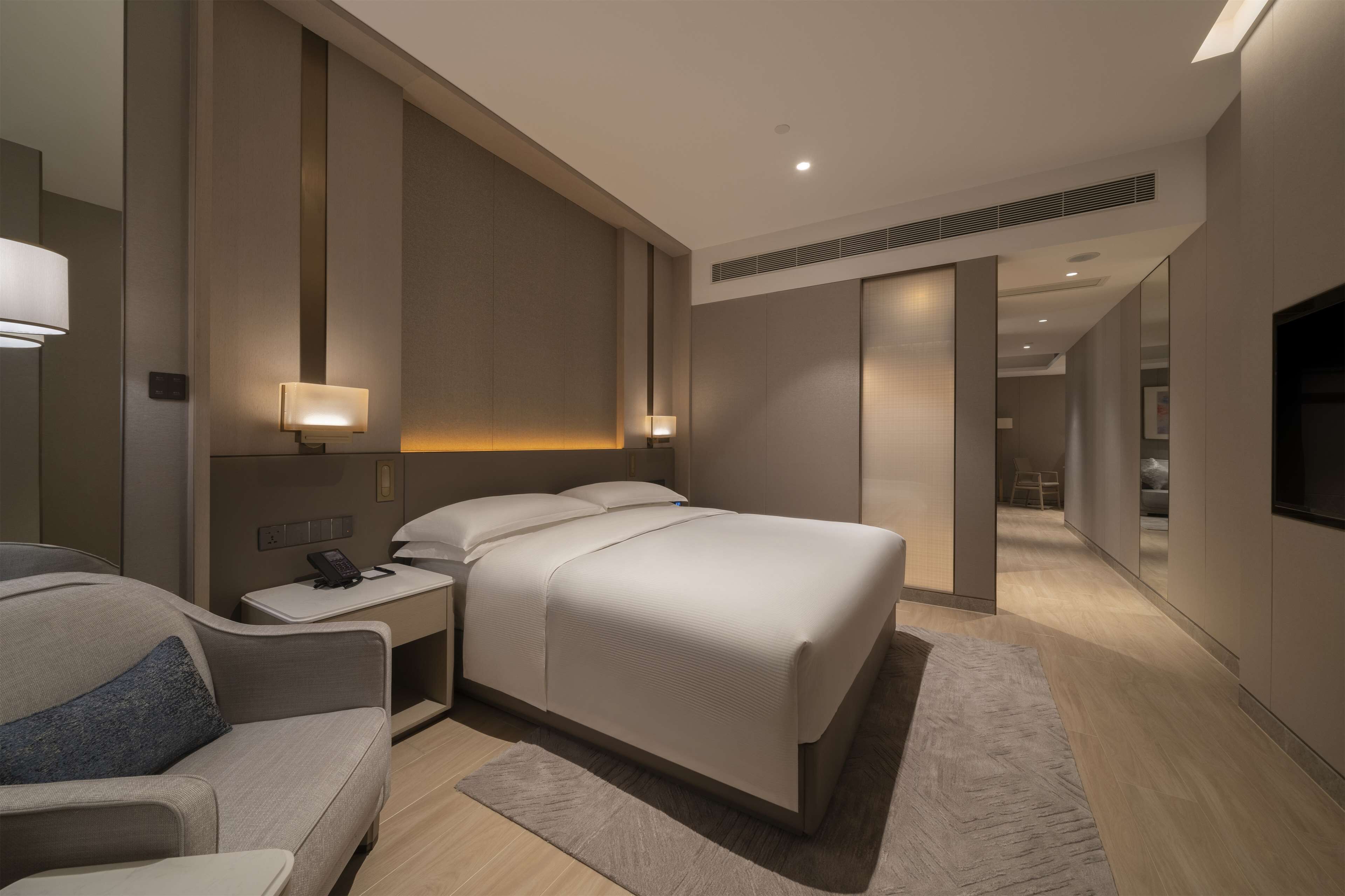 KING ONE BEDROOM APARTMENT | Minibar, in-room safe, desk, blackout drapes