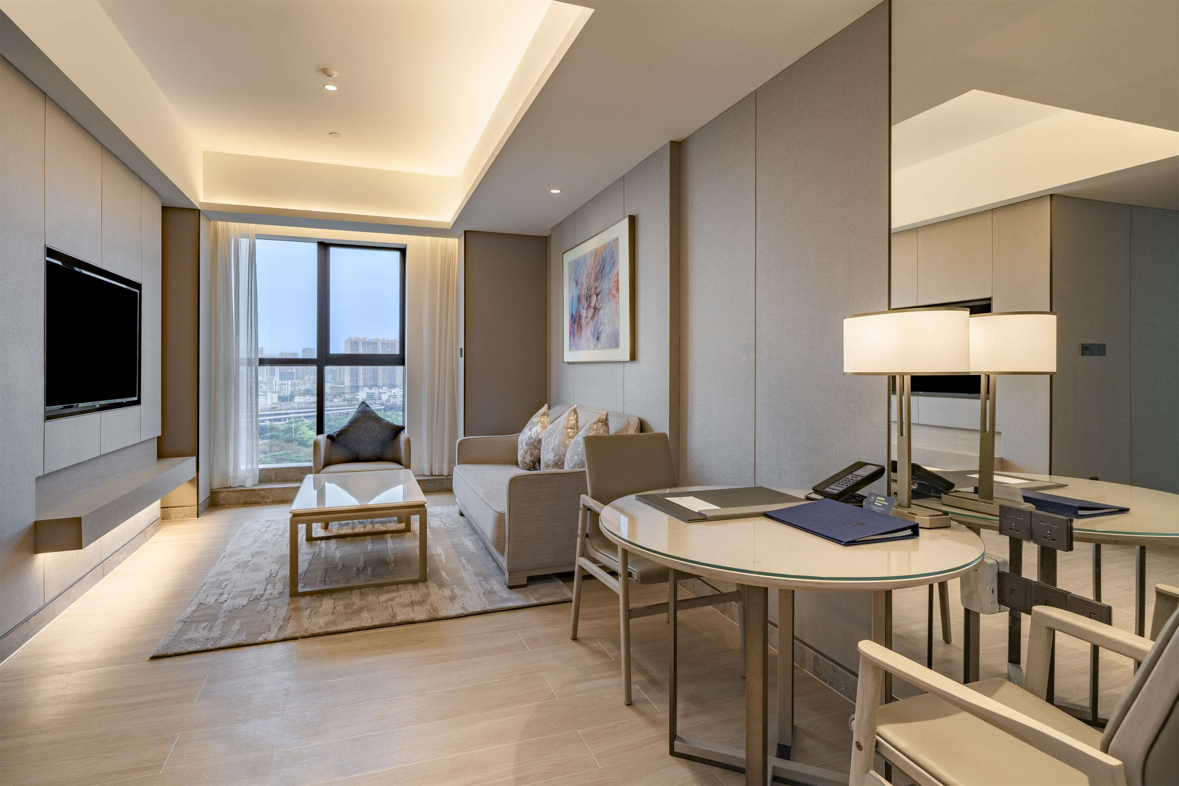 KING ONE BEDROOM APARTMENT | Minibar, in-room safe, desk, blackout drapes