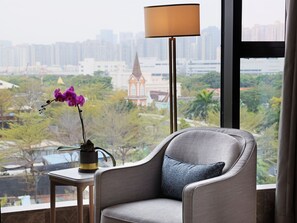 55-inch LCD TV with cable channels, TV - DoubleTree by Hilton Shenzhen Nanshan Hotel & Residences (Shenzhen)