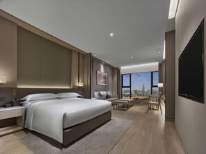 Minibar, in-room safe, desk, blackout curtains - DoubleTree by Hilton Shenzhen Nanshan Hotel & Residences (Shenzhen)