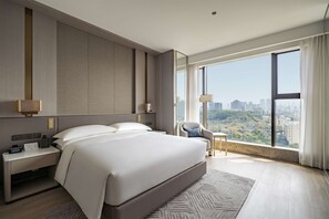 Minibar, in-room safe, desk, blackout drapes - DoubleTree by Hilton Shenzhen Nanshan Hotel & Residences (Shenzhen)