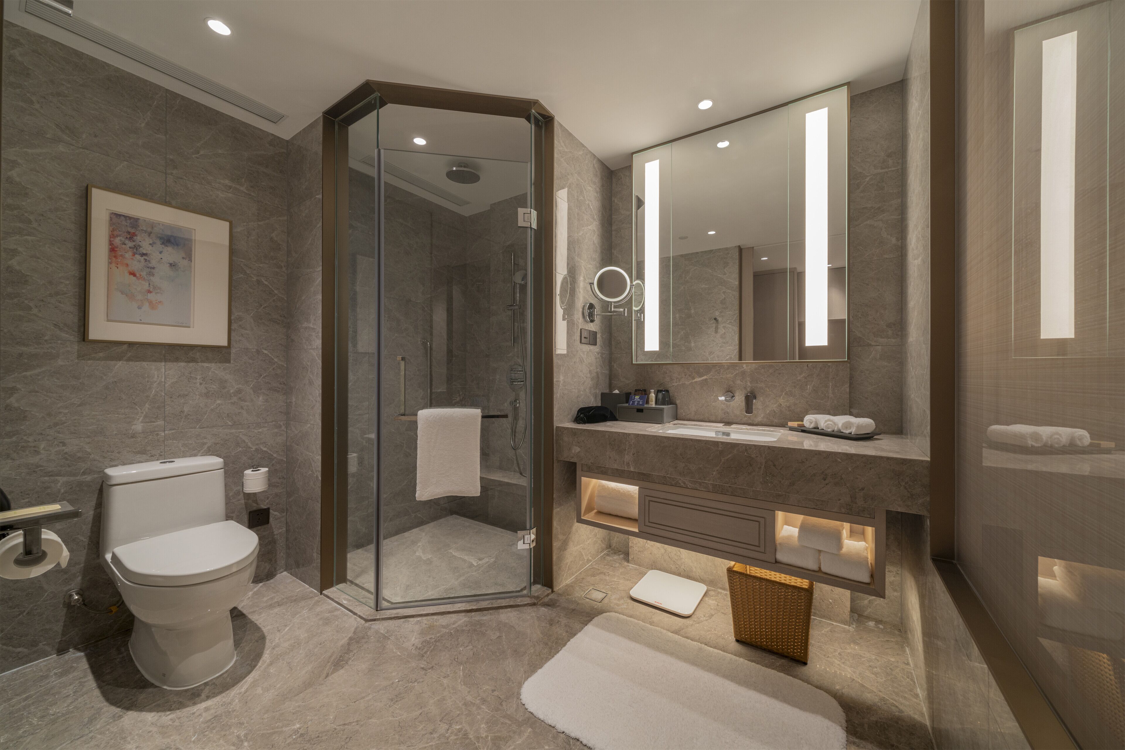 Habitación, 2 camas individuales | Baño | Amenidades de baño gratuitas, secadora de cabello, batas, pantuflas 