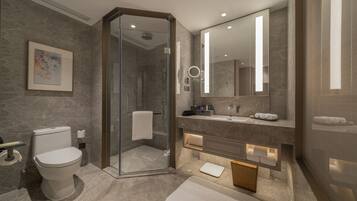 Habitación, 2 camas individuales | Baño | Amenidades de baño gratuitas, secadora de cabello, batas, pantuflas