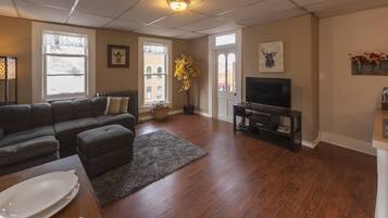 Télévision, lecteur de DVD, livres