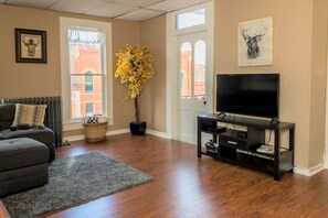 Televisión, reproductor de DVD y libros 