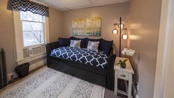 Télévision, lecteur de DVD, livres