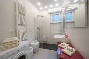 Doccia, asciugacapelli, bidet, asciugamani