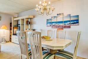 Dining - Family-friendly oceanfront condo w/private balcony, free WiFi & outdoor shower (Ocean City)