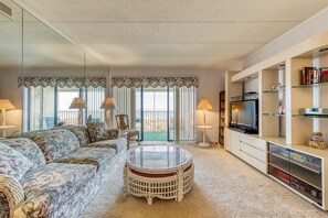 TV - Family-friendly oceanfront condo w/private balcony, free WiFi & outdoor shower (Ocean City)